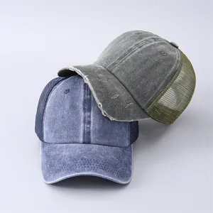 Dettaglio di cappelli per coda di cavallo usurati con rete nei colori grigio e blu