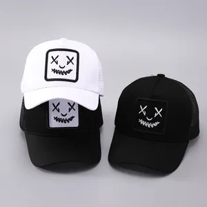 Détails des patchs emoji sur les casquettes de baseball trucker noires et blanches