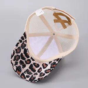 Ponytail honkbalpet met luipaardprint voorzien van ademend mesh en elastische kruisbandjes