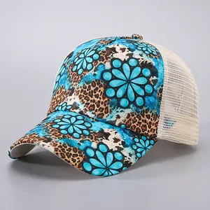 Detail der Bohemian Baseballkappe mit Leopardenmuster und blauen floralen Aufnähern