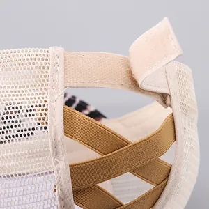 Detail van de ademende mesh-achterkant en klittenbandsluiting voor paardenstaartpetten
