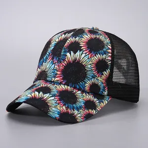 Detail der Sonnenblumen-Baseballkappe mit atmungsaktivem schwarzem Netz und gebogenem Rand