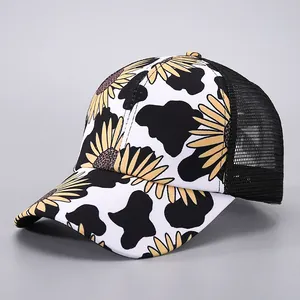 Detail der Trucker-Mütze mit Sonnenblumen- und Kuhmuster und schwarzem Netzrücken