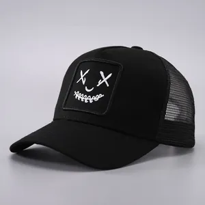 Casquette trucker noire style urbain avec smiley XX brodé et filet respirant à l'arrière