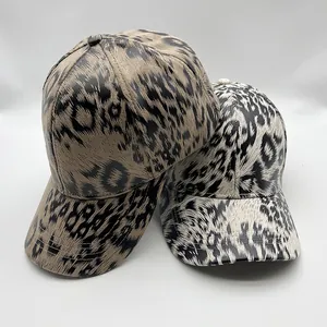 Detailansicht von Baseballkappen mit Leopardenmuster in Braun und Beige Optik