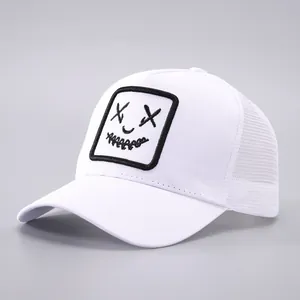Casquette trucker blanche en mesh avec patch smiley minimaliste et visière courbée sport