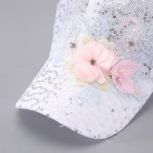 Casquette élégante en dentelle blanche avec paillettes, fleurs 3D et perles pour femme