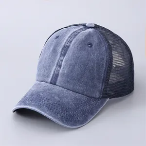 Dettaglio del cappello da baseball blu lavato vintage con rete traspirante sul retro