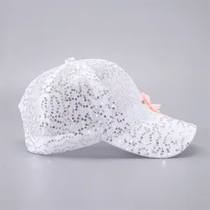 Détail de la casquette baseball en mesh blanc avec paillettes et broderie florale