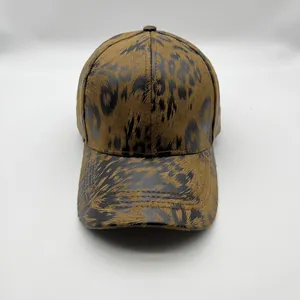 Detailaufnahme der klassischen Baseballkappe mit Leopardenmuster und Golddruck-Textur