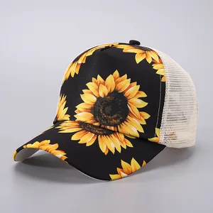 Detail der Sonnenblumen-Baseballkappe mit weißem Netzrücken für Pferdeschwanz-Frisuren
