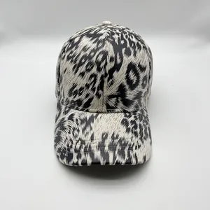 Nahaufnahme einer klassischen Baseballkappe mit schwarz-weißem Leopardenmuster und Glanz