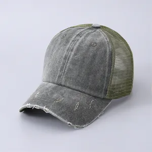 Dettaglio cappello trucker in denim grigio con rete verde oliva e tesa con frange