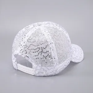 Gros plan sur les paillettes argentées et la fermeture réglable de la casquette