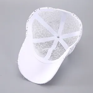 Détail de la doublure en maille blanche respirante et des paillettes sur la casquette