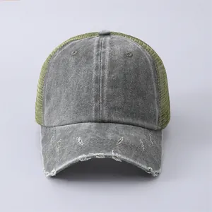 Dettaglio della visiera in cotone grigio e rete verde oliva del cappellino traspirante con coda