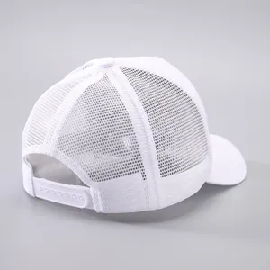 Détail de la casquette trucker blanche avec maille respirante et fermeture réglable à l'arrière