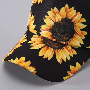 Detail der Sonnenblumen-Grafik auf atmungsaktivem schwarzem Mesh-Baseballcap