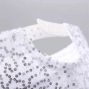 Détail de la fermeture snapback blanche sur une casquette de baseball à paillettes