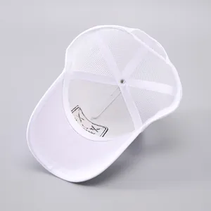 Détail du tissu en maille respirant et de l'étiquette intérieure sur la casquette blanche
