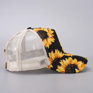Seitenansicht der Mesh-Baseballkappe mit Sonnenblumendruck und weißem Netzgewebe