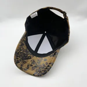 Detailansicht der verstellbaren Metallschnalle und des Polyester-Innenfutters der Kappe