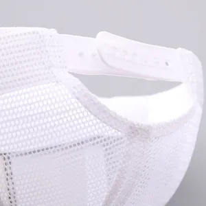 Détail de la fermeture réglable et du filet respirant sur la casquette de camionneur blanche