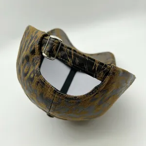 Detail der Leopard-Print Baseballkappe mit verstellbarem Silber-Metallschnallen-Verschluss