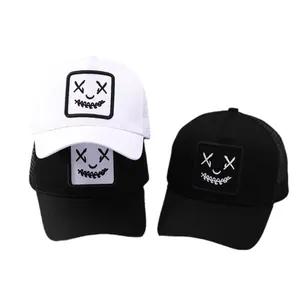 Casquettes trucker noires et blanches avec mesh respirant et broderie de visage
