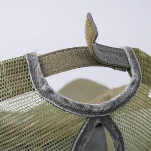 Dettaglio retro cappello trucker verde oliva con rete e chiusura velcro per coda di cavallo