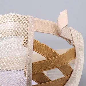 Detailansicht der Mesh-Baseballkappe mit Klettverschluss und Gummiband für Pferdeschwanz