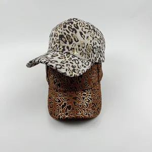 Details von grauen und braunen Leoparden-Basecaps mit goldener Metallic-Prägung