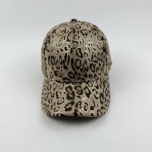 Detailaufnahme der Leoparden-Baseballkappe mit goldener Metallic-Folie und Ziernähten