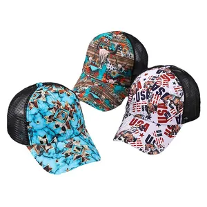 Drei Mesh-Trucker-Caps mit Western-Prints und atmungsaktiver Pferdeschwanz-Öffnung
