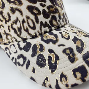 Makroaufnahme von Goldfolien-Leopardenmuster auf Wildleder-Baseballkappe mit verstärkten Nähten