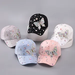 Detailansicht von fünf farbigen Baseballkappen mit Schmetterlings-Strass und Pailletten