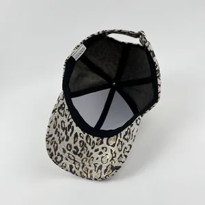 Innendetail der Leopard-Baseballkappe mit Netzfutter und Metallschnalle