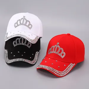 Vue détaillée de casquettes en coton blanc, noir et rouge avec couronne de strass luxe