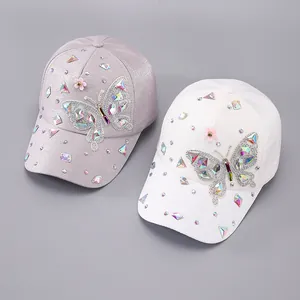 Detailansicht der Strass-Schmetterling und 3D-Blumenakzente auf der Baseballkappe