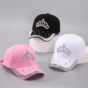 Gros plan des couronnes en strass étincelants sur des casquettes en coton de trois couleurs