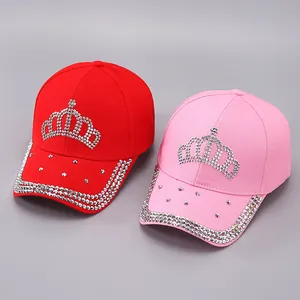 Détail de casquettes de baseball en coton rouge et rose avec couronne de strass brillants