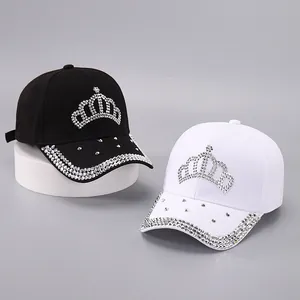 Vue détaillée de la couronne en strass sur casquettes de baseball en coton noir et blanc