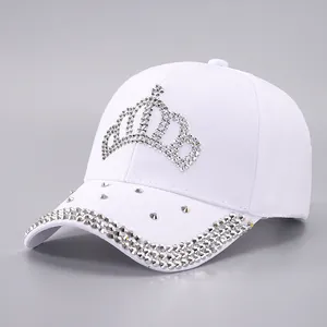 Casquette de baseball en coton blanc avec motif couronne en strass et rivets argentés