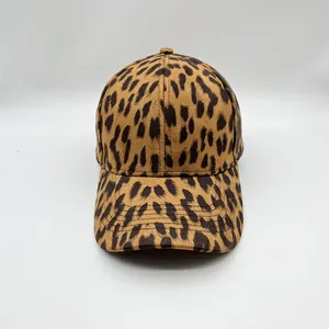 Detailansicht der Leoparden-Baseballkappe mit weicher Textur und verstärkten Nähten