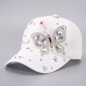 Weiße Baseballkappe mit schillernden Strasssteinen und großem Kristall-Schmetterling