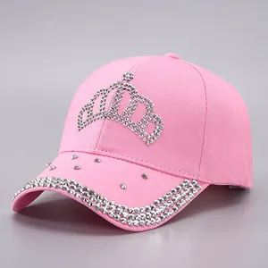 Détail du motif couronne en strass argentés sur une casquette en coton rose