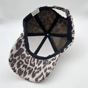 Detail der Leoparden-Baseballkappe mit Futter aus 100% Polyester und verstellbarer Metallschnalle