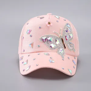 Detail der rosa Baseballkappe mit Kristall-Strasssteinen, Schmetterling und 3D-Blume