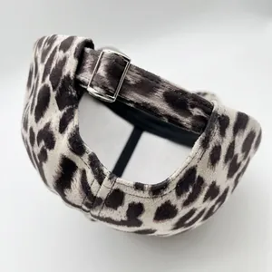 Detail der Leoparden-Baseballkappe mit verstellbarer silberner Metallschnalle und Stoff