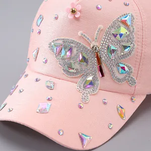 Detailansicht der rosa Baseballkappe mit Kristall-Schmetterling und bunten Strasssteinen